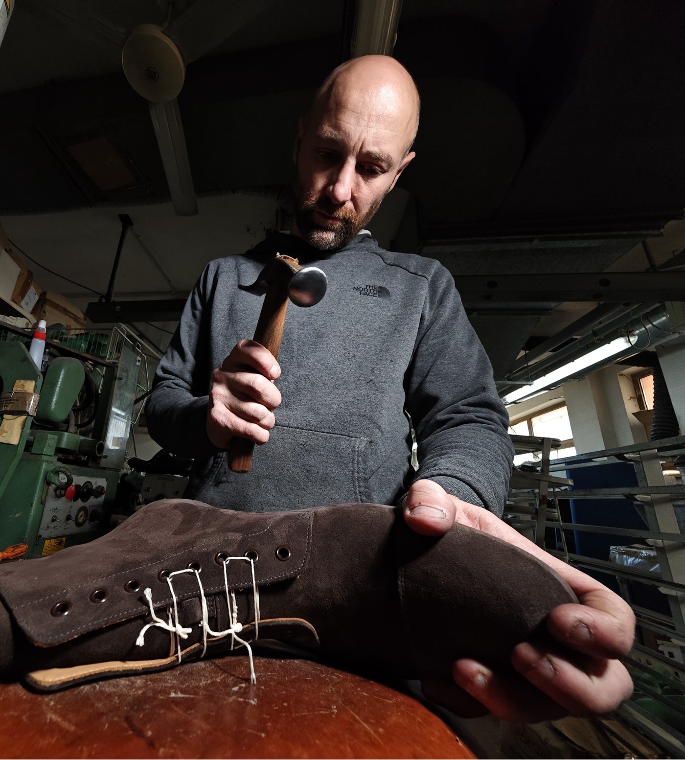 Il martello del calzolaio su una scarpa in lavorazione